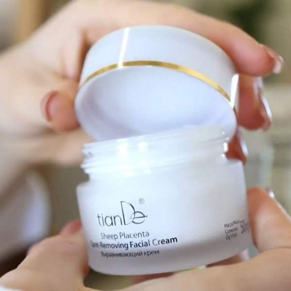 La crema facial antimanchas Sheep Placenta de TIANDE de 50 g es una solución eficaz para combatir el enrojecimiento de la piel.