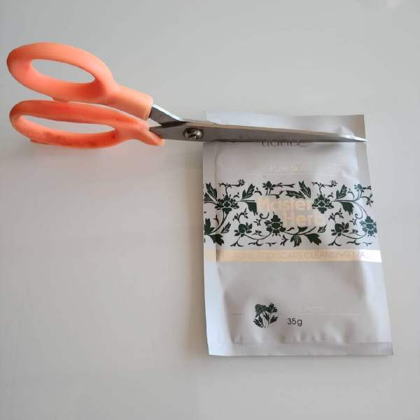 Limpia eficazmente la superficie de la piel, reduce los poros y previene la aparición de acné