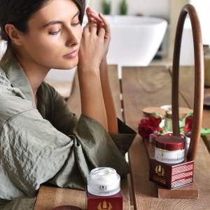 mujer bonita con Crema Facial Eficientemente Hidratante, TianDe Guide 12116