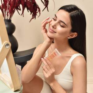 Aplicar una pequeña cantidad del gel sobre la piel recién limpia del rostro y cuello