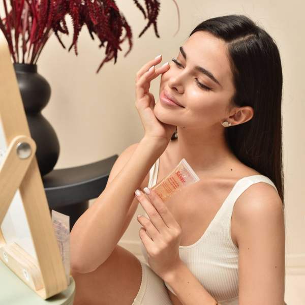 Aplicar una pequeña cantidad del gel sobre la piel recién limpia del rostro y cuello