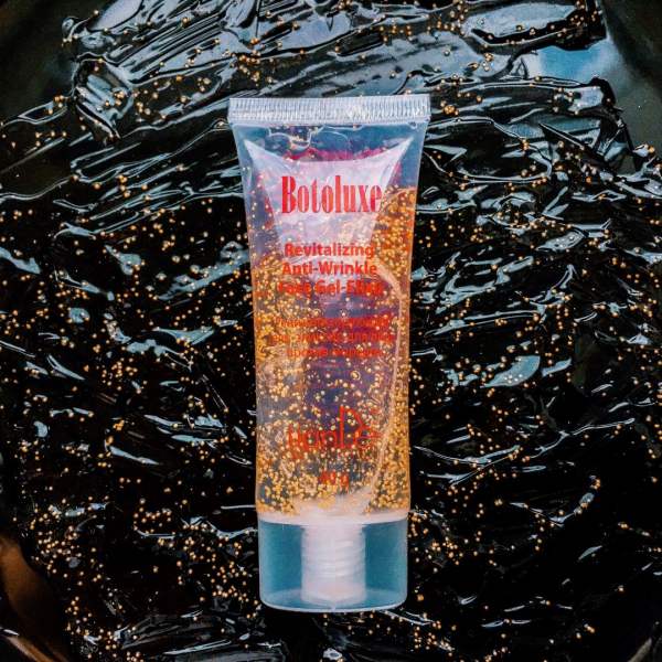 Las partículas doradas del gel que reflejan la luz, redistribuyendo la luz que incide sobre la piel, crean el efecto de un brillo resplandeciente.