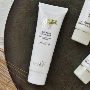 crema manos tiande con la leche