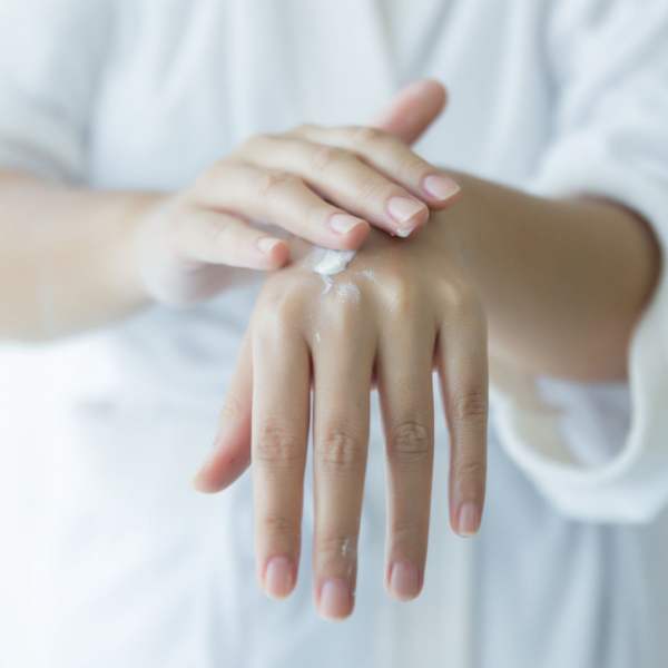 Elaborada con aceite y extracto de oliva, proporciona una hidratación profunda y una sensación de suavidad y tersura