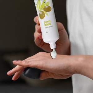 Aplica la crema sobre la piel limpia de las manos